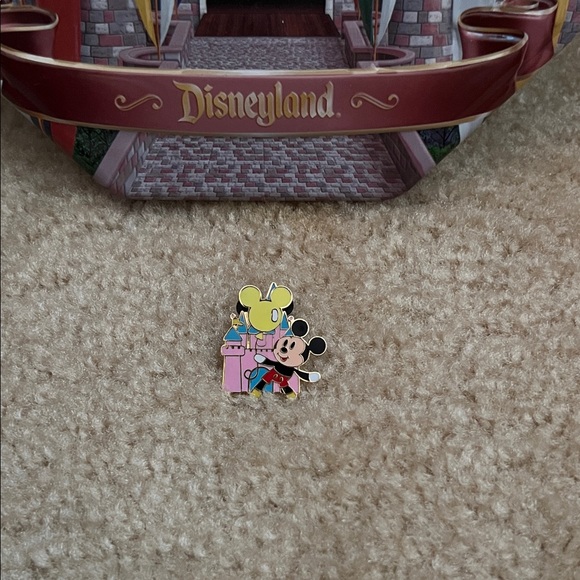 Disney Mickey Mouse Trading Pin - Picture 3 of 3